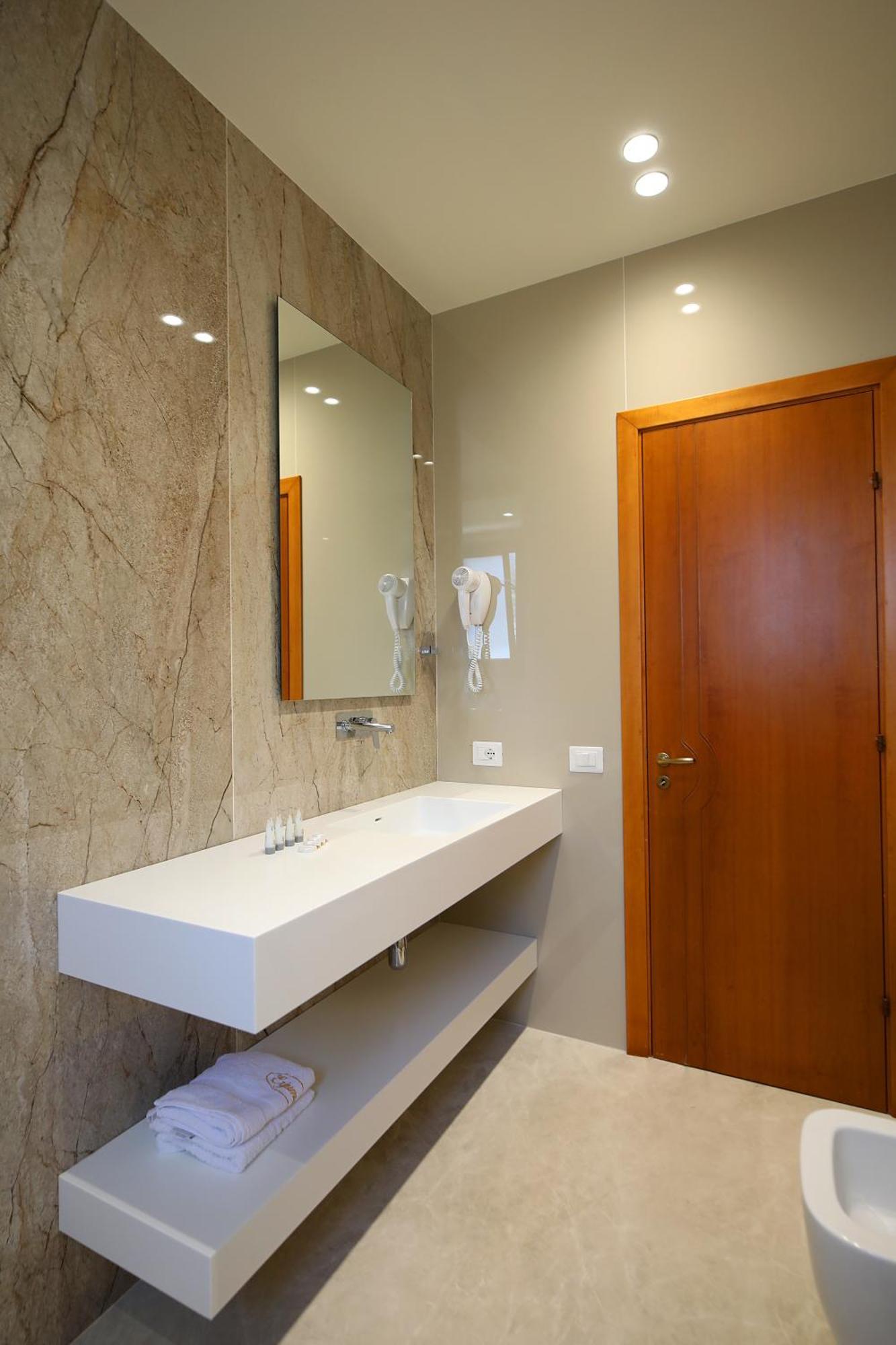 Hotel Erjuma Vlorë Екстериор снимка
