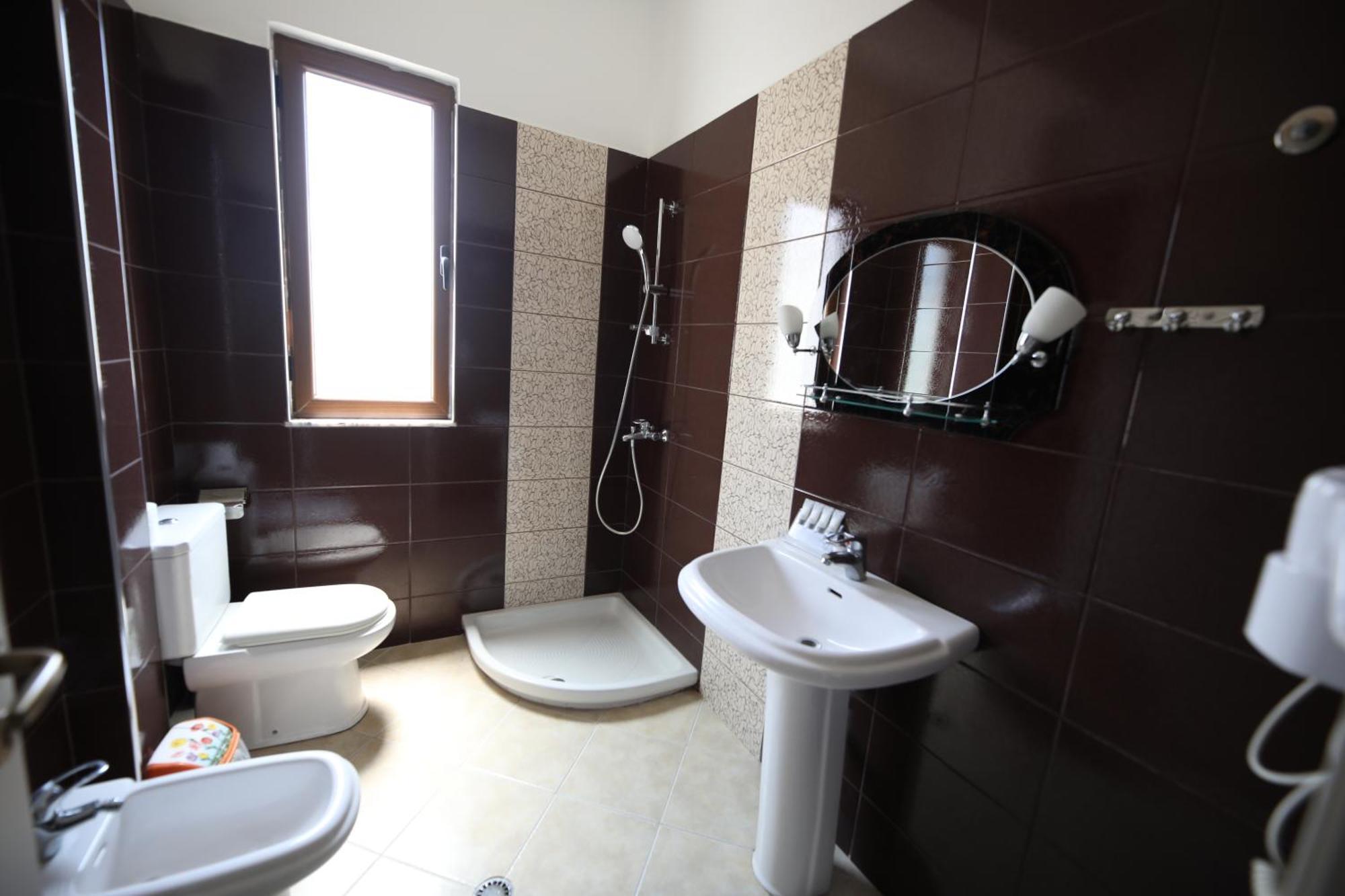 Hotel Erjuma Vlorë Екстериор снимка